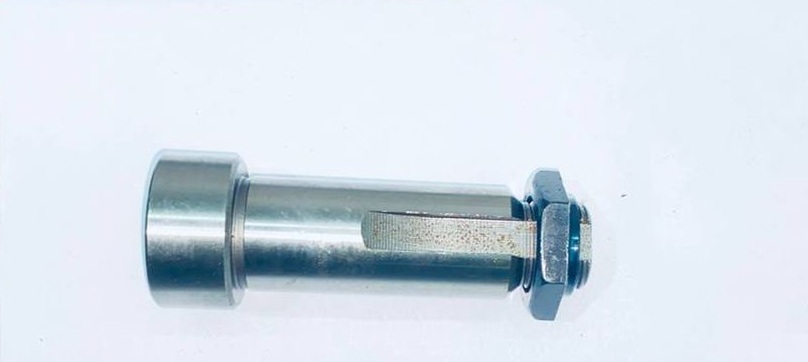 Ось промежуточной шестерни с гайкой МТЗ-80/82 (А)
